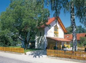 バート・フュッシンクにあるAppartementhaus Silviaの白い家