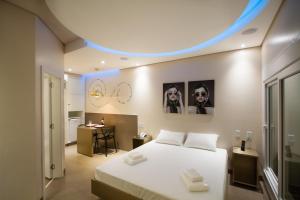 a bedroom with a large white bed and a table at Leblon Motel in Barretos +2 photos