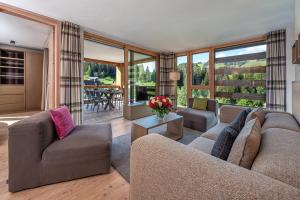ein Wohnzimmer mit zwei Sofas und einem Tisch in der Unterkunft Turrabuel in Parpan