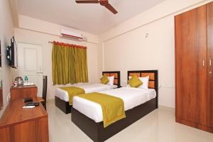 Ein Bett oder Betten in einem Zimmer der Unterkunft Arra Grande Suites - Nearest Airport Hotels Bangalore