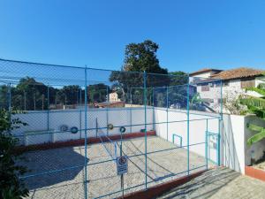 a tennis court inside of a fence at Hotel Miratlantico Búzios in Búzios