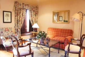 sala de estar con sofá y mesa en Casavillena Apartamentos Turísticos, en Segovia