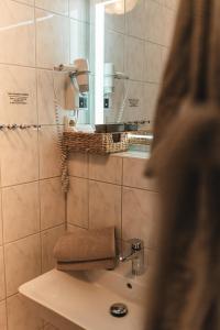 a bathroom with a sink and a mirror at Filet & Freunde in Oelsnitz