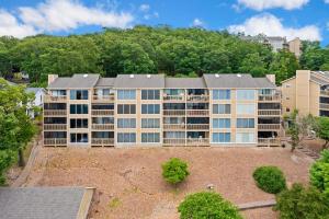 an aerial view of a large apartment building at Baypoint Paradise in Osage Beach