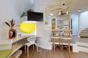 a living room with a desk and chairs at Dolphin @ Swan Villas in Maya Beach