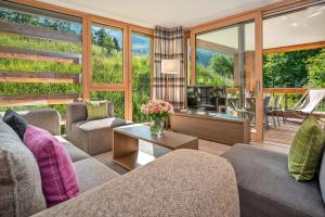 ein Wohnzimmer mit Sofa und Tisch in der Unterkunft Turrabuel in Parpan