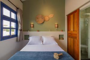 a bedroom with a bed and a window at Vila Caetité - Mucugê in Mucugê