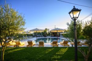 a courtyard with lounge chairs and a swimming pool at Kompleksi Turistik ARMANDO in Tale
