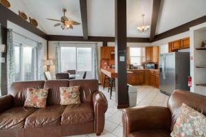a living room with a couch and a kitchen at Suite E303 Mara Laguna in San Pedro