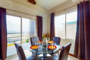 a dining room with a table and chairs and a large window at Suite E303 Mara Laguna in San Pedro