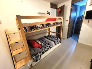 a small room with bunk beds in a room at Home La Reina in Guadalajara