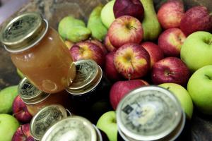 a pile of apples and jars of honey at Hotel Juventus in Auronzo di Cadore