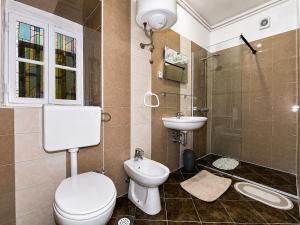 ein Badezimmer mit Toilette und Waschbecken in der Unterkunft Hostel Centuria in Pula