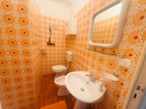 a bathroom with a sink and a toilet and a mirror at Villa Fronte Mare Con Terrazza in Marina di Andora