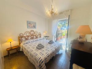 a bedroom with a bed and a chandelier at Villa Fronte Mare Con Terrazza in Marina di Andora