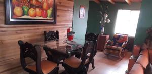 a dining room with a table and chairs at Hospedaje Los Tumbilos in Silos