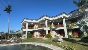 a large house with a swimming pool in front of it at Casa da dunas in Prea