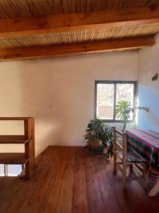 ein leerer Raum mit einem Tisch und Topfpflanzen in der Unterkunft Maima in Maimará