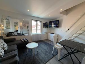 a living room with a couch and a table at *Climatisé* Duplex en hyper centre refait à neuf in Le Puy-en-Velay
