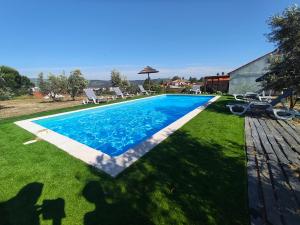 una piscina in mezzo al giardino di Quinta de Gonçalo a Guarda