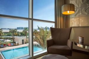 Bazén v ubytování Centro Yas Island-by Rotana nebo v jeho okolí