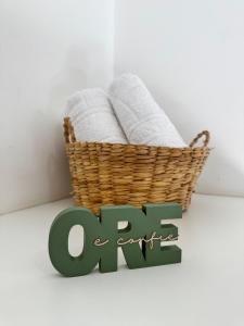 a basket with towels and the word apply at Pousada da Mariinha in São Lourenço