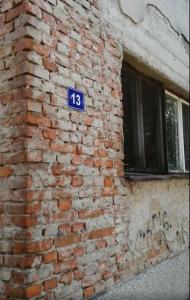a brick wall with a blue sign on it at Apartman Sava in Bosanski Šamac