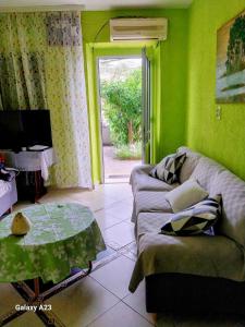 ein Wohnzimmer mit Sofa und Tisch in der Unterkunft Apartment Dragone in Ulcinj