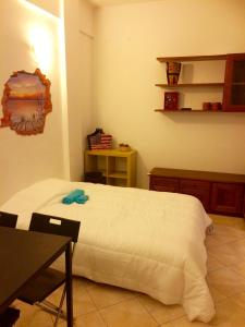- une chambre avec un lit blanc dans l'établissement Casaretto Apartment near Hospital Gaslini Genova, à Gênes