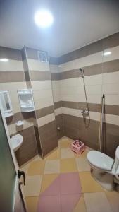 a bathroom with a shower and a toilet and a sink at Appartement propre in Saïdia