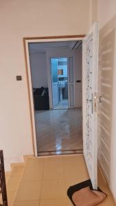 a room with a door open to a living room at Appartement propre in Saïdia