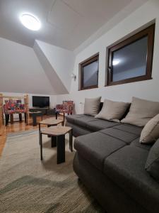 a living room with a couch and a table at Kuća za odmor Lavanda in Sirogojno