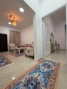 ein Wohnzimmer mit zwei Teppichen auf dem Boden in der Unterkunft Naforah in al-Ain