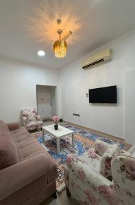 ein Wohnzimmer mit Sofa und Tisch in der Unterkunft Naforah in al-Ain