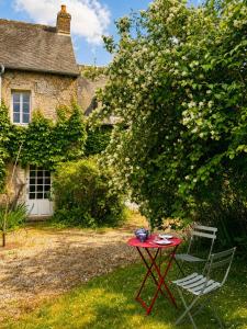 Jardí fora de Le Manoir de Sully - Maison d'hôtes et de campagne