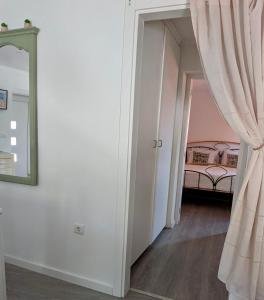 a hallway with a bedroom with a bed and a mirror at Alojamento Lazer in Folgosa