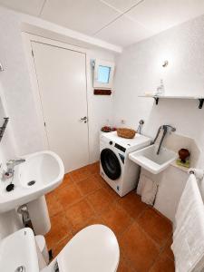 a bathroom with a washing machine and a sink at Casa Josefa Xiva Morella in Chiva de Morella