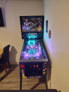 a video game machine in a room at Pinball Apartment in Feldkirchen in Kärnten