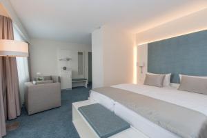 Postel nebo postele na pokoji v ubytování Hotel Hoeri am Bodensee + 23 fotografií