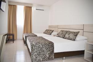 A bed or beds in a room at Hotel Kurakatá Még 37 kép