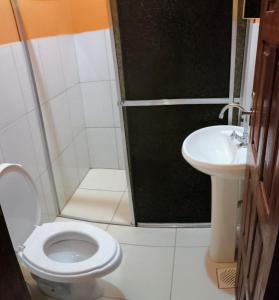 a bathroom with a shower and a toilet and a sink at Casa de Alter - Hospedaria e Experiências in Alter do Chao