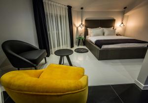 سرير أو أسرّة في غرفة في Hotel Crystal Light