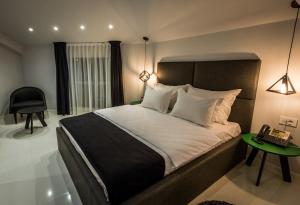 سرير أو أسرّة في غرفة في Hotel Crystal Light