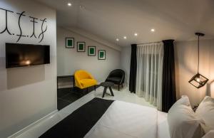 سرير أو أسرّة في غرفة في Hotel Crystal Light