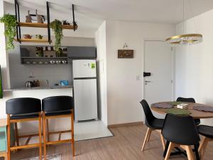 a kitchen and dining room with a table and chairs at Lunar Prime Aruana in Aracaju