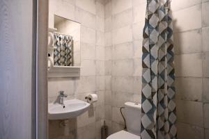 a small bathroom with a toilet and a sink at Dom Żeglarza in Puck