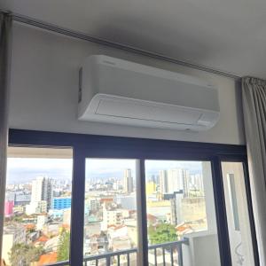 a room with a window with a air conditioner at Green One - Em Frente à Estação Luz com varanda e vaga rotativa in São Paulo