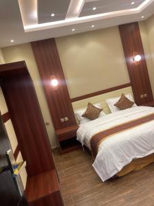 a hotel room with two beds and a mirror at شالية السلطان 1 in Khamis Mushayt
