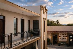 a house with a balcony with a sky background at Casa Feregrino Hotel Boutique in Cuatrociénegas de Carranza