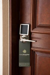 a door opener with a card on a door at Casa Feregrino Hotel Boutique in Cuatrociénegas de Carranza